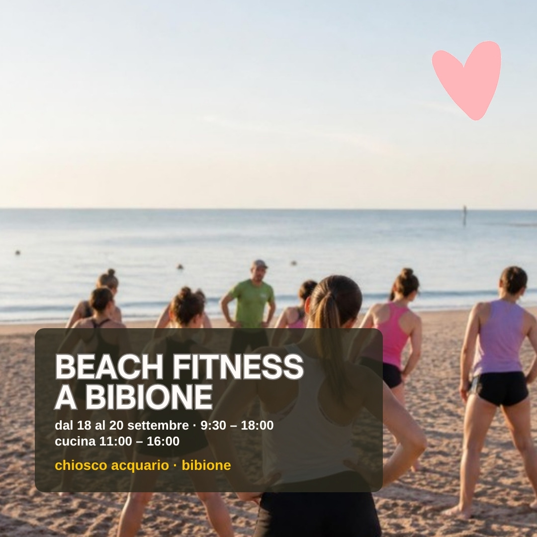 Gruppo di persone che si allena sulla spiaggia di Bibione durante il Beach Fitness, vicino al Chiosco Acquario