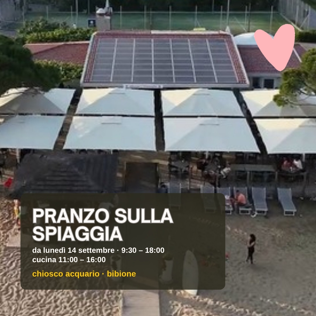 Pranzo sulla spiaggia a Bibione: gli ombrelloni del Chiosco Acquario sulla sabbia, con i lettini e la spiaggia davanti