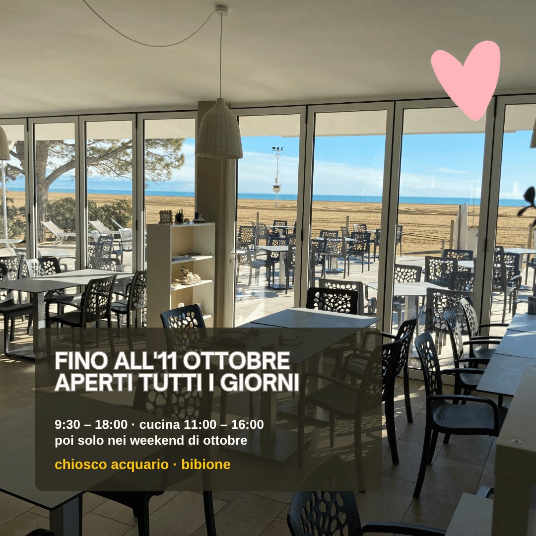 Pranzo sulla spiaggia a Bibione: i tavoli del Chiosco Acquario davanti alla sabbia e al mare a ottobre