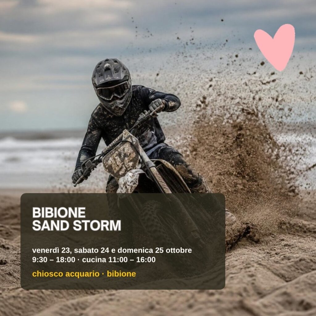 Moto da cross in gara sulla sabbia durante la Bibione Sand Storm, sulla spiaggia di Bibione a dieci minuti dal Chiosco Acquario